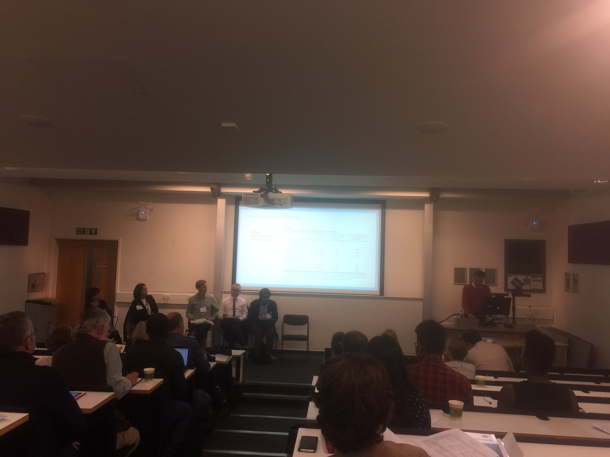 #dee2017 panel: no link between teacher quality and subsequent student performance, nor between NSS satisfaction and earnings https://t.co/YWXO0qH89w